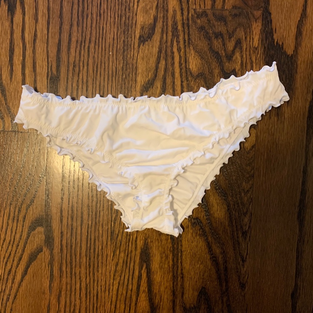 white bikini bottoms🤍🤍🤍🤍